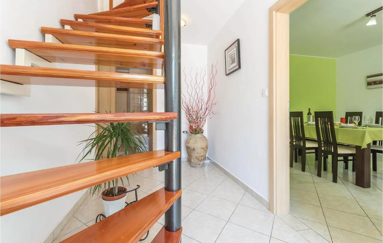 3 Bedroom Awesome Home In Orbanići Сasa de vacaciones